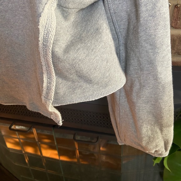 NWT We The Free Gray Raw Hem Cropped Sweatshirt, Sample Garment, Size XS - Picture 9 of 11